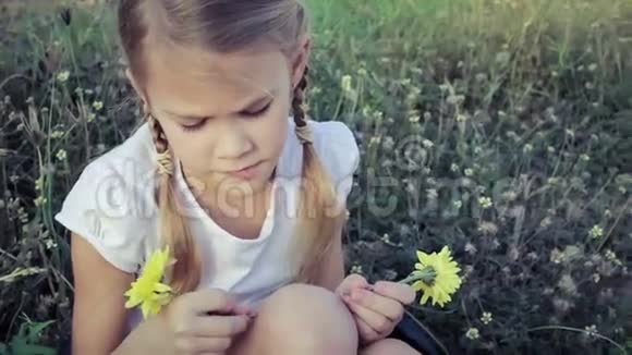 坐在公园里的快乐小女孩视频的预览图