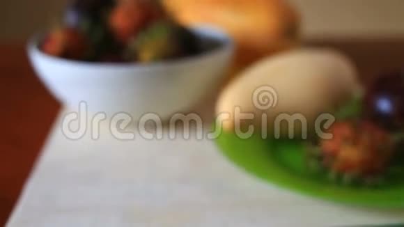 餐桌上的异国热带水果泰国水果视频的预览图