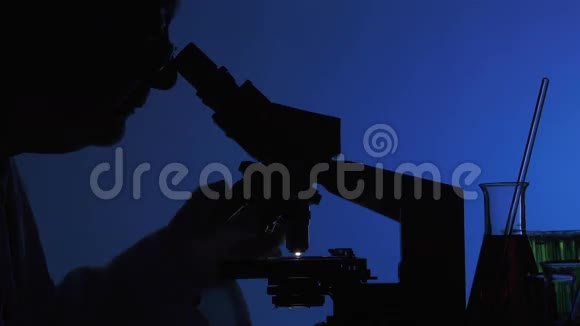 操纵显微镜的人视频的预览图