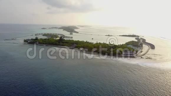 在马尔代夫有白沙棕榈树和绿松石印度洋的热带岛屿度假酒店的无人机视频的预览图