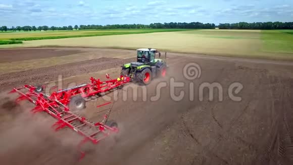 犁田农用拖拉机耕田农业设备视频的预览图