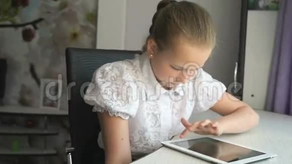 年轻女孩拿着一台数码平板电脑视频的预览图