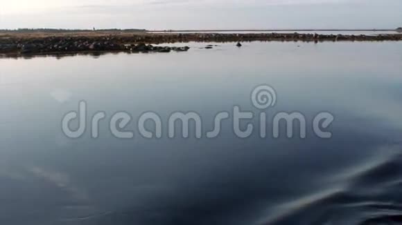 白海海岸背景下平静的水视频的预览图
