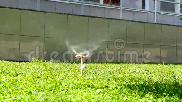 草地上的洒水系统视频的预览图