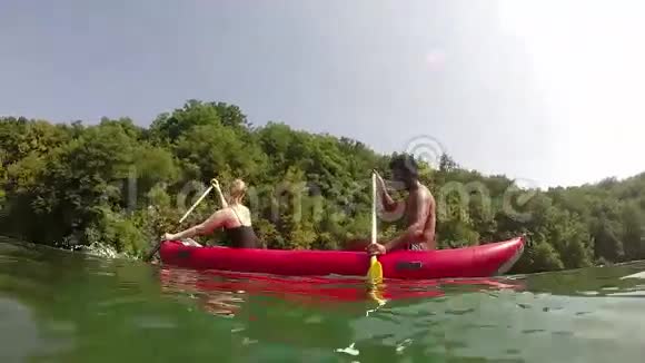年轻夫妇划独木舟视频的预览图