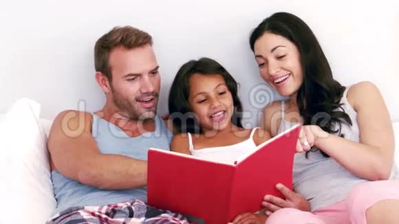 可爱的家人在床上看书视频的预览图