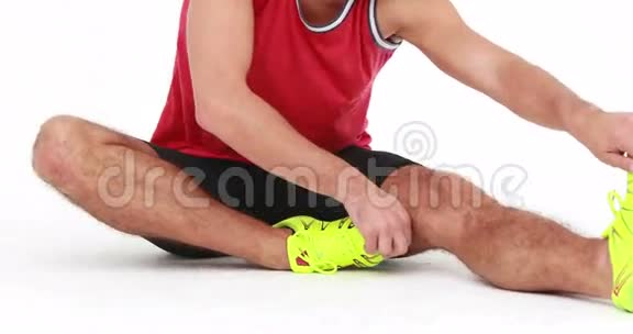 微笑运动员伸展腿视频的预览图