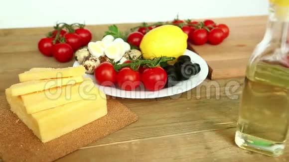 烹饪自制蔬菜沙拉与樱桃番茄奶酪和鹌鹑鸡蛋视频的预览图