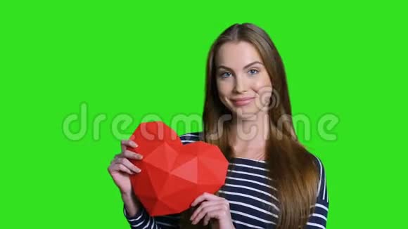 微笑的女人拿着红色多角纸心形视频的预览图