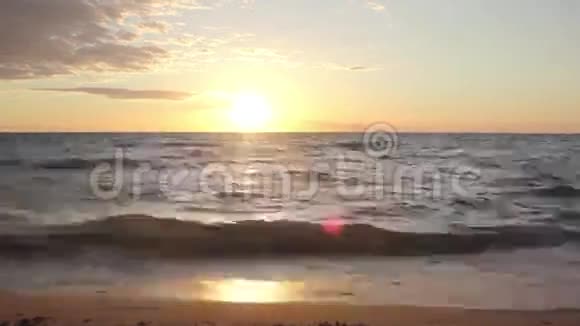 夏季沿湖岸日落视频的预览图