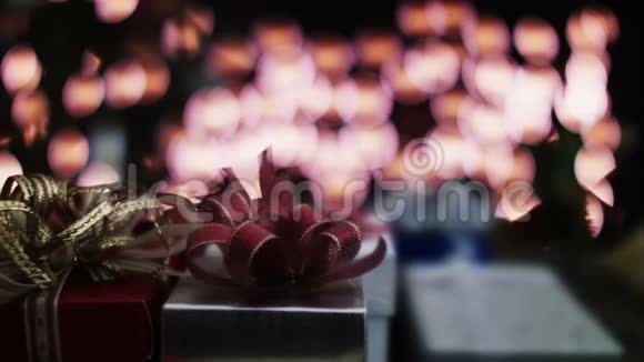 礼品盒圣诞装饰用薄纱灯视频的预览图