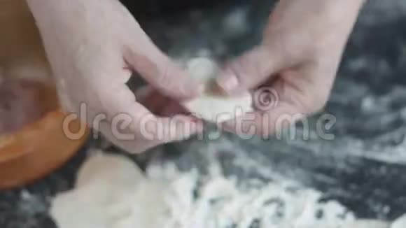 两只手在包肉饺子视频的预览图