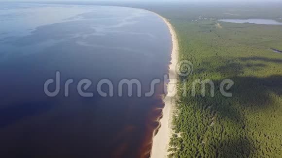 加贾河拉脱维亚排入波罗的海空中无人机顶视图4KUHD视频视频的预览图