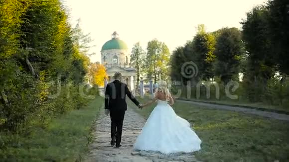 婚礼新娘和新郎走视频的预览图