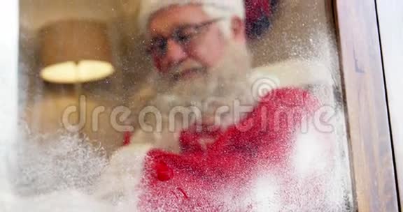 圣诞老人坐着放松视频的预览图
