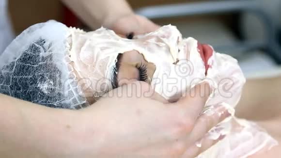 在女人脸上涂面膜视频的预览图