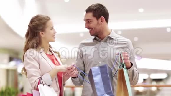 商场购物袋快乐小夫妻视频的预览图
