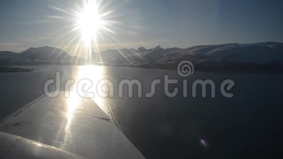 美丽而雄伟的雪山景观背景是海洋视频的预览图