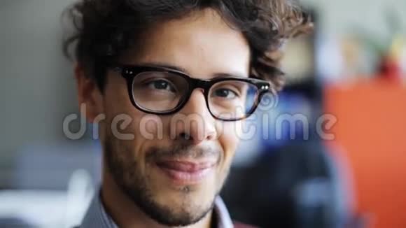 微笑着戴眼镜的年轻人视频的预览图