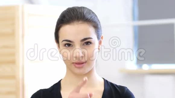 沉默嘴唇上的手指办公室里的女人视频的预览图