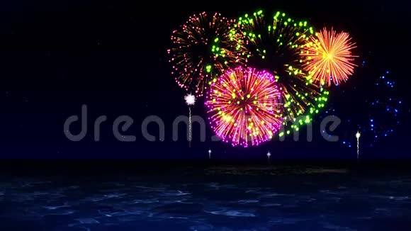 烟火美映湖水五颜六色的烟花照亮了天空烟花节的景色视频的预览图