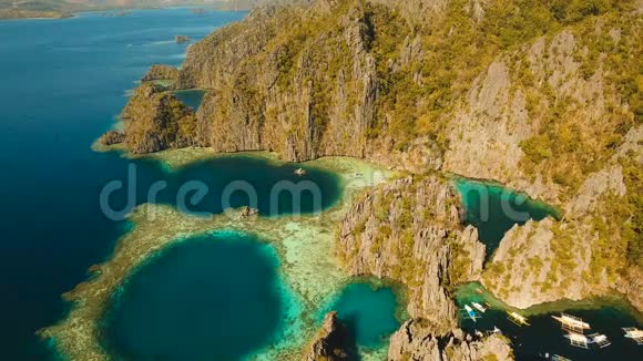 鸟瞰双泻湖大海海滩热带岛屿菲律宾巴拉望布桑加视频的预览图