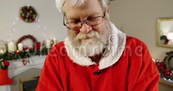 圣诞老人拿着礼盒视频的预览图