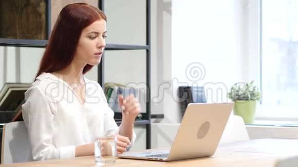 办公室笔记本电脑上的女人阅读视频的预览图