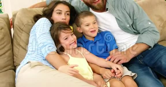坐在沙发上的幸福家庭视频的预览图