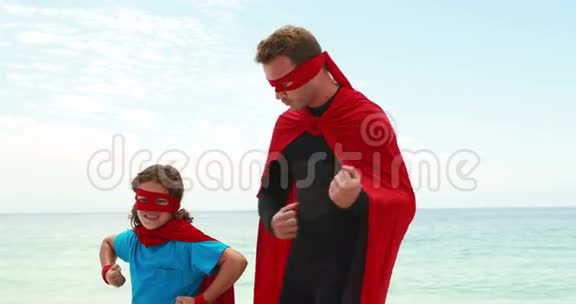 父子假装是超级英雄视频的预览图