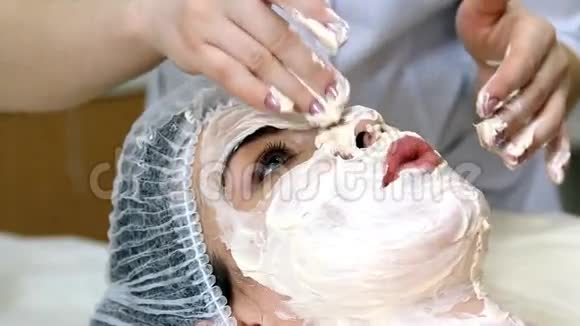 在女人脸上涂面膜视频的预览图