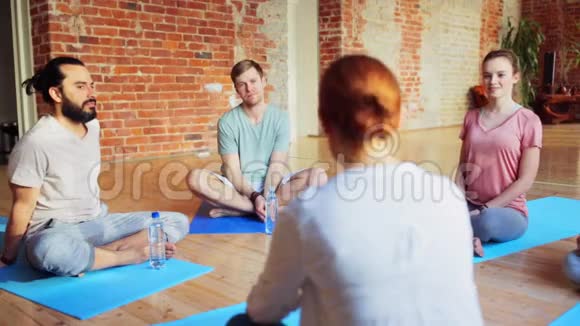 一群人在健身房的瑜伽垫上休息视频的预览图