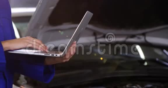 女机修工使用笔记本电脑视频的预览图