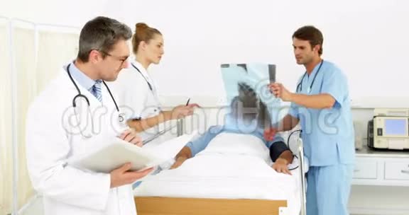医生在床上与病人交谈视频的预览图