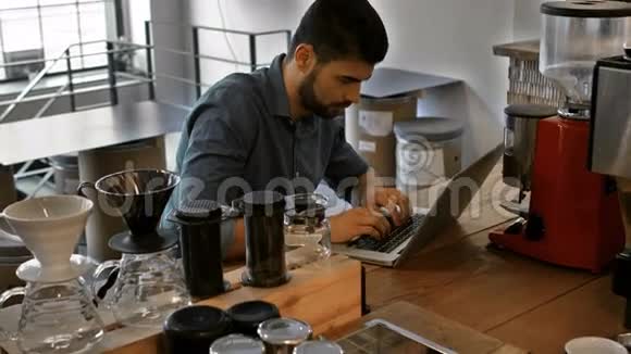 男性商务主管一边喝咖啡一边用笔记本电脑视频的预览图
