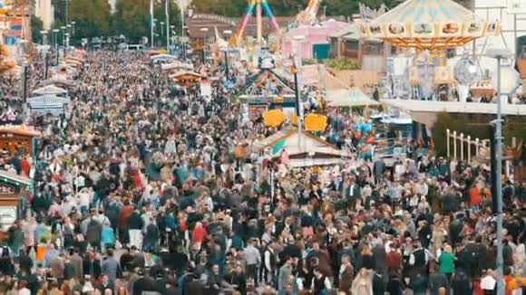 2017年9月17日德国慕尼黑啤酒节一大群人在啤酒节附近散步视频的预览图
