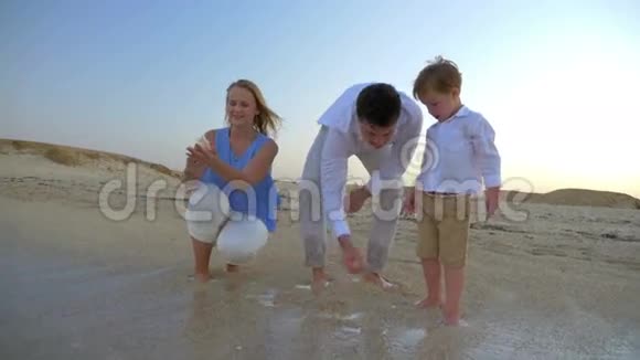 男孩和父母在海边度假视频的预览图