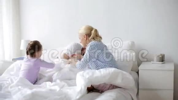 快乐的一家人在家睡觉视频的预览图