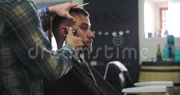 男性理发师给顾客理发视频的预览图
