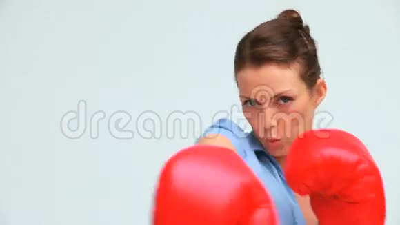 戴着束发拳击的女人视频的预览图