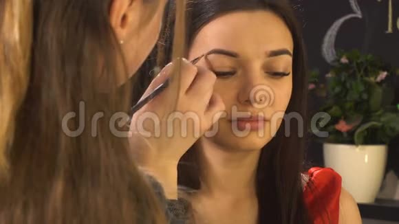 化妆师为女模特化妆视频的预览图