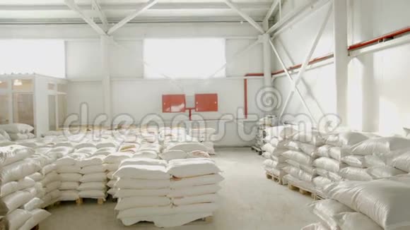 面粉厂仓库里有面粉的袋子面粉库存磨坊仓库视频的预览图