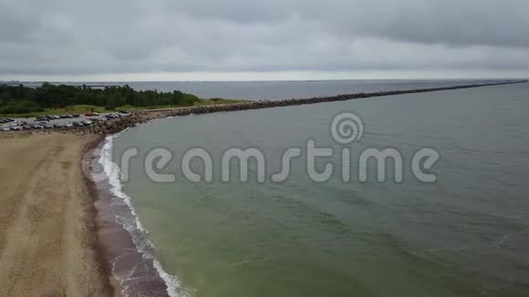 拉脱维亚利帕加波罗的海海边无人机俯视4K超高清视频视频的预览图