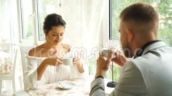 一对幸福美丽的夫妇坐在餐馆里聊天视频的预览图