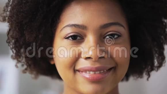 快乐的非裔美国年轻女人的脸视频的预览图