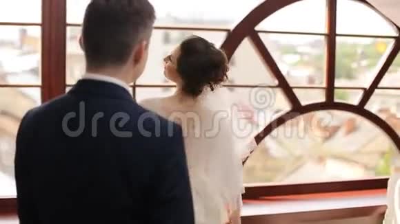 婚礼前新郎新娘快乐视频的预览图