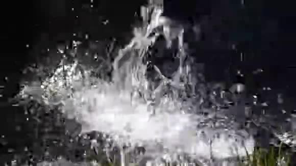 夏季美丽清新的瀑布背景视频的预览图