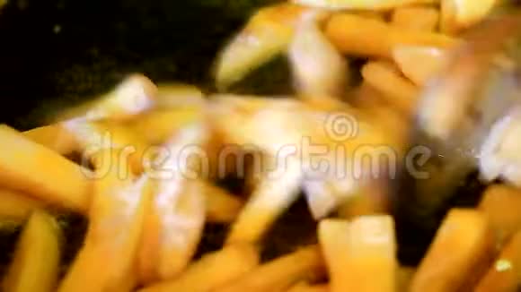 烹饪美味的炸土豆视频的预览图