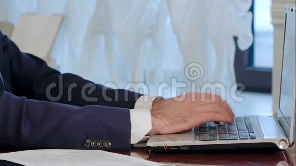 商人正在用笔记本电脑打字视频的预览图
