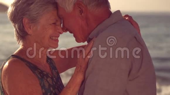 可爱的老夫妇拥抱视频的预览图